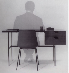 Pierre Paulin assis dans le fauteuil Coquille.