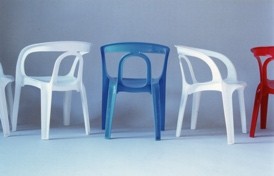 Assises empilables en plastique de Pierre Paulin.