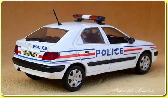 Véhicule portant l’identité visuelle de la Police nationale.
